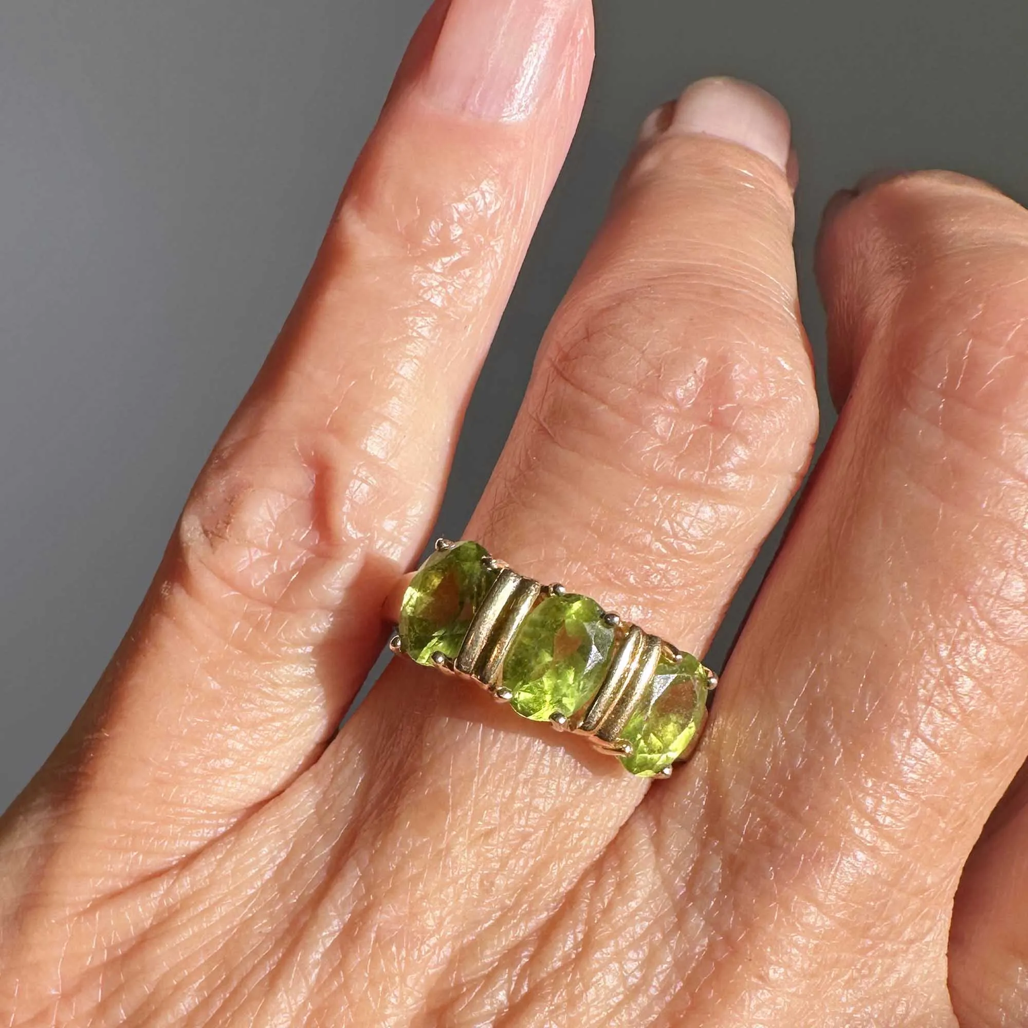 Vintage 14K Gold Three Stone Peridot Ring Band