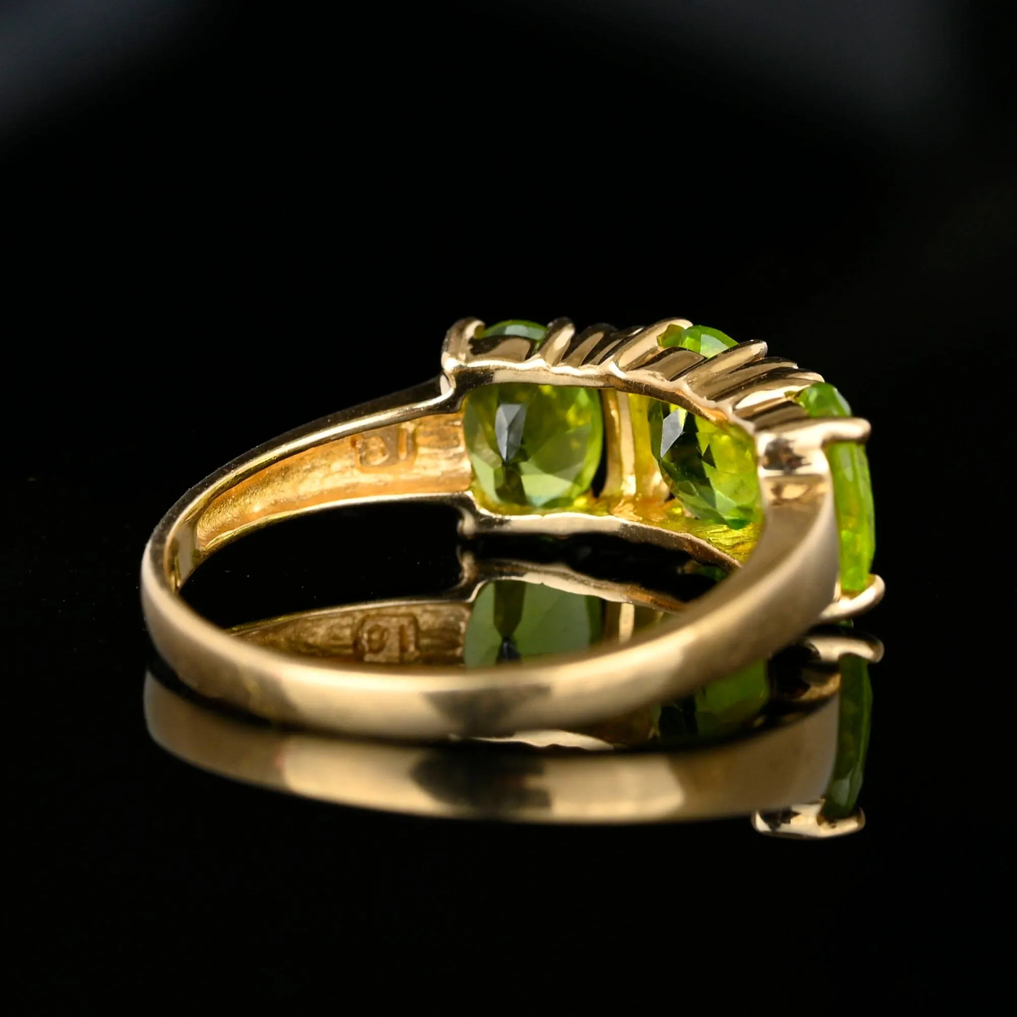 Vintage 14K Gold Three Stone Peridot Ring Band